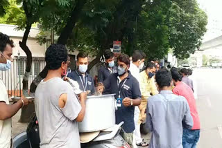 daily food distribution to poor people in hyderabad by aahaar seva samstha 