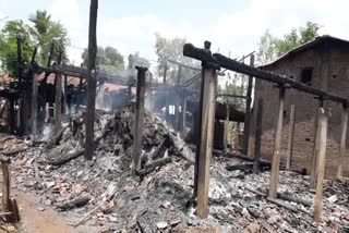 ગાયગોઠણ ગામે ઘરમાં આગ લાગતા ઘર વખરી બળીને ખાખ, કોઇ જાનહાની નહી