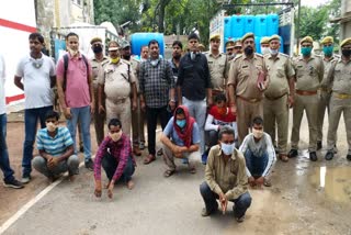 पुलिस की गिरफ्त में आरोपी