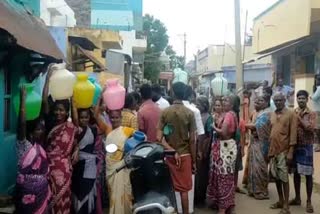 Road blockade in Andipatti condemning non-supply of drinking water