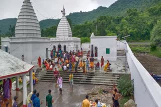 Crowd of devotees thronged Shiv temple even after DM order in Jamui