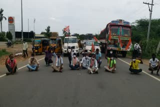 Congress protest against petrol rates in mahabubabad district 