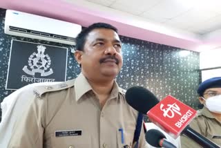 जानकारी देते पुलिस अधिकारी.