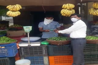 કડાણા ખાતે દુકાનદારો અને શાકભાજી વેપારીઓના RT-PCR સેમ્પલ લેવામાં આવ્યા 