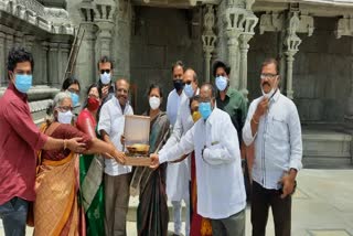 devotees gifted one kg gold dias to yadadri laxmi narasimha swamy