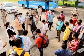 അഥിതി തൊഴിലാളികള്‍ക്കിടയില്‍ കൊവിഡ് വ്യാപനം: പത്തനംതിട്ട കലക്ടര്‍ ക്യാമ്പ് സന്ദര്‍ശിച്ചു migrant workers Pathanamthitta Collector visited labor camp Pathanamthitta അഥിതി തൊഴിലാളികള്‍ക്കിടയില്‍ കൊവിഡ് വ്യാപനം പത്തനംതിട്ട കലക്ടര്‍ ക്യാമ്പ് സന്ദര്‍ശിച്ചു പത്തനംതിട്ട കലക്ടര്‍