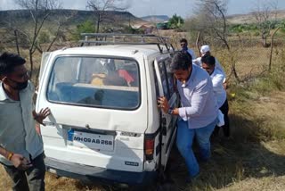 अपघातग्रस्तांची मदत करताना आमदार रोहीत पवार