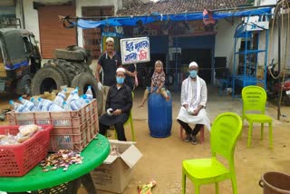 Muslim community people serving food, भोजन बांटते मुस्लिम समुदाय के लोग