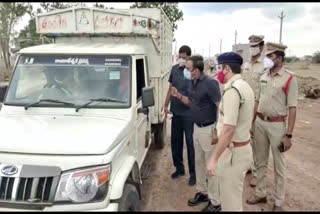 ramagundam cp v.satyanarayana inspected state borders and gave suggestions to police personnel