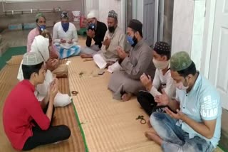 People pray to Allah in mosque in Varanasi to get rid of corona infection