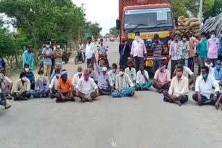 Farmers Protest: ధాన్యం కొనుగోలు చేయడం లేదని రైతుల రాస్తారోకో