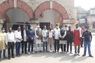 congress workers gave memorandum to additional commissioner in varanasi