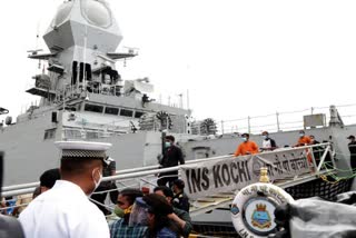 Cyclone Tauktae: INS Kochi arrives in Mumbai with rescuees from Barge P305 Cyclone Tauktae INS Kochi Mumbai Barge P305 ടൗട്ടെ ചുഴലിക്കാറ്റില്‍ മുങ്ങിയ ബാർജ് പി 305ലെ രക്ഷാപ്രവർത്തനത്തിനായി ഐ‌എൻ‌എസ് കൊച്ചി മുംബൈയില്‍ ടൗട്ടെ ചുഴലിക്കാറ്റ് ബാർജ് പി 305 ഐ‌എൻ‌എസ് കൊച്ചി മുംബൈ