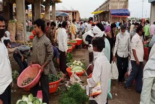 भाजीबाजारात सोशल डिस्टनसिंगचा उडाला फज्जा