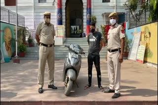 Delhi police arrested an auto lifter in Sadar Bazar