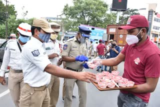 ice-cream distribute to police