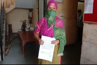 रिश्वत की मांग करने पर महिला ने काटा हंगामा