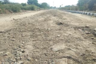 People are facing problems due to bad conditions of main road in Dwarka