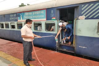 Railways distributed food packets in special train at Gomo station