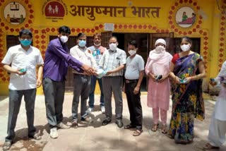 Jaipur Greater Mayor's husband, distributes mask, sanitizer and face shield, sweepers, karauli