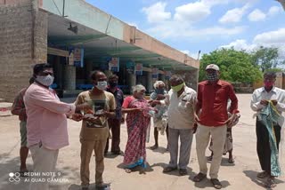 bjp leader distributed food to corona patients in yadadri district