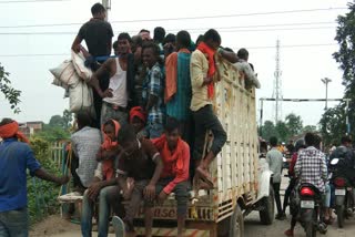 Workers going from Palamu to Bihar in vehicles