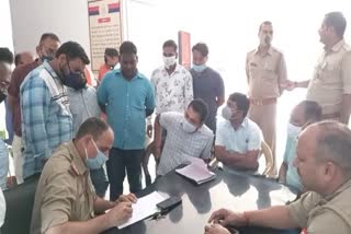 पुलिस और बिजली विभाग की टीम.