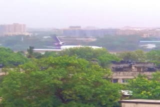  plane overshoot Mumbai airport ഛത്രപതി ശിവജി മഹാരാജ് അന്താരാഷ്ട്ര വിമാനത്താവളം മുംബൈ വിമാനത്താവളം ഫെഡ്എക്‌സ് എയർക്രാഫ്റ്റ് നിസർഗ ചുഴലിക്കാറ്റ്