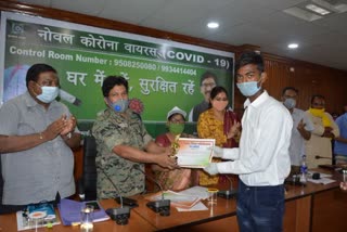 District Administration honored Topper Karan in Dumka