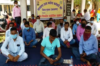 MGNREGA employees union protested in Gumla