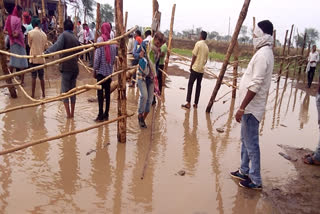 wine lovers stand in a line during rain