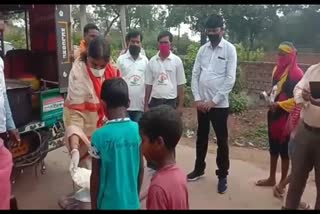 Aparna Sengupta distributed food, भोजन वितरण करती अपर्णा सेनगुप्ता