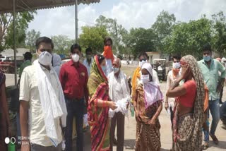 BJYM distributes mask in haat