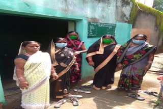 Public Distribution shopkeepers working with black badge in Dhanbad 