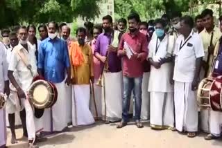  Poor musicians petition to nellai collector to grant relief