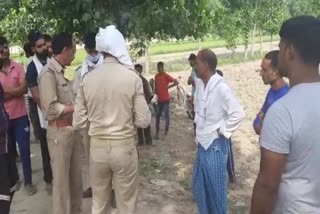 घटनास्थल पर मौजूद पुलिस और स्थानीय लोग