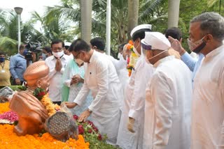 लोकमान्य टिळकांच्या पुतळ्याला अभिवादन करताना बाळासाहेब थोरात