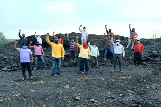 labours protest against coal loading by payloader in dhanbad