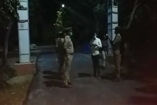 मामले की जांच करते पुलिस अधिकारी 