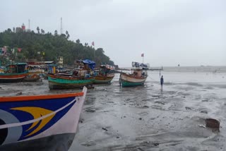 devsandesh fishing boat stuck in arebian sea 