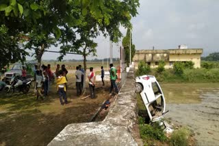 Car falls in field after breaking the boundary of petrol pump in Nawada