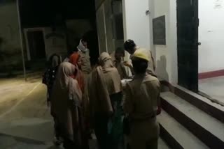 पुलिस से शिकायत करते दलित परिजन.