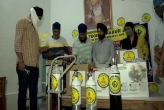 Hyderabad: A Sikh Seva Society helping those under home isolation with oxygen ഹോം ഐസോലേഷനിൽ കഴിയുന്നവർക്ക് സൗജന്യ ഓക്‌സിജൻ വിതരണം ഹോം ഐസോലേഷനിൽ സൗജന്യ ഓക്‌സിജൻ വിതരണം സൗജന്യ ഓക്‌സിജൻ വിതരണം സിഖ് സേവാ സൊസൈറ്റി സിഖ് സേവാ സൊസൈറ്റി Sikh Seva Society Sikh Seva Society free oxygen A Sikh Seva Society helping those under home isolation with oxygen