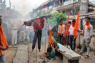 उद्धव ठाकरे और सोनिया गांधी का पुतला दहन करते कार्यकर्ता.