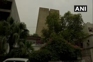 Delhi witnesses light rain thunderstorm ഡൽഹിയിൽ മഴ ലഭിച്ചു ഡൽഹിയിലെ താപനില weather in delhi ഡൽഹിയിലെ കാലാവസ്ഥ Delhi on Thursday witnessed light spells of rain