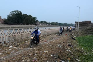  बाइक पर कमिश्नर दीपक अग्रवाल के साथ नगर निगम के अधिकारी निरीक्षण करते हुए.