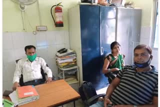 contract health workers worked with black badges in samastipur