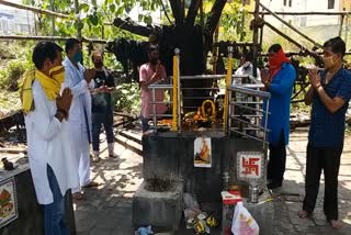 Shani jayanti celebrated at seraikela,  मंदिर में पूजा करते लोग