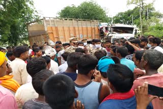 truck and dumper collision in kaushambi