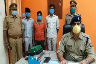 पुलिस की गिरफ्त में तीनों शातिर चोर.